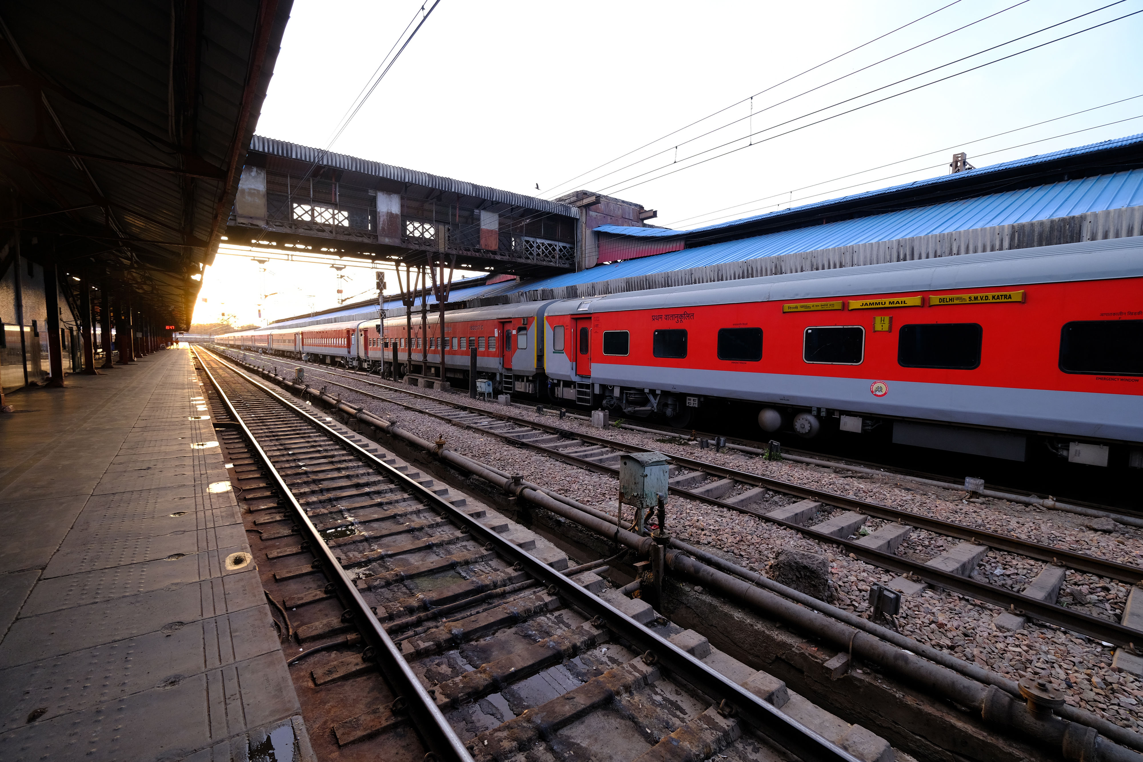 すべての乗客は、列車が搭乗する駅の外で強制的にスクリーニングされます。 （画像提供：ブルームバーグ）