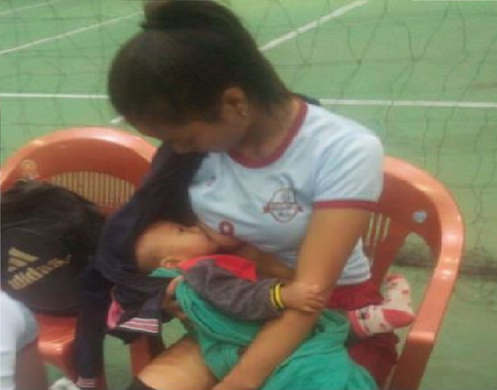 ミゾバレーボールスターのラルベントルアンギ。 試合休憩中に授乳中の生後6か月の赤ちゃんのこの写真は、スポーツホールのハートを獲得しました。