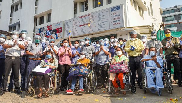 সুস্থ হয়ে হাসপাতাল থেকে ছাড়া পাওয়ার পর পুষ্পবর্ষণ (ছবি সৌজন্য পিটিআই) সুস্থ হয়ে হাসপাতাল থেকে ছাড়া পাওয়ার পর পুষ্পবর্ষণ (ছবি সৌজন্য পিটিআই)
