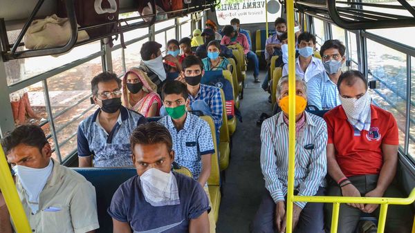 করোনা সংক্রমণ থেকে রক্ষা করতে ভোপালের জাহাঙ্গিরাবাদ এলাকার বাসিন্দাদের অন্যত্র সরিয়ে নিয়ে যাচ্ছে প্রশাসন। রবিবার পিটিআই-এর ছবি। (PTI) করোনা সংক্রমণ থেকে রক্ষা করতে ভোপালের জাহাঙ্গিরাবাদ এলাকার বাসিন্দাদের অন্যত্র সরিয়ে নিয়ে যাচ্ছে প্রশাসন। রবিবার পিটিআই-এর ছবি। (PTI)