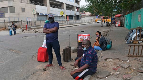 ট্রেনের জন্য অপেক্ষা (AFP) ট্রেনের জন্য অপেক্ষা (AFP)
