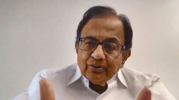 অর্থমন্ত্রীর ব্যাখ্যার অপেক্ষায় রয়েছেন চিদম্বরম। ছবি: পিটিআই। (PTI) অর্থমন্ত্রীর ব্যাখ্যার অপেক্ষায় রয়েছেন চিদম্বরম। ছবি: পিটিআই। (PTI)