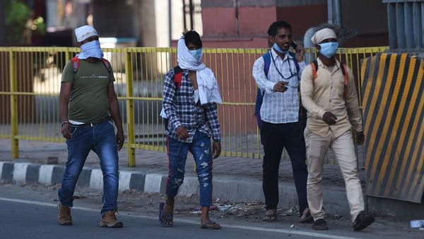 লকডাউনে গুরুগ্রাম থেকে হেঁটে বাড়ি পেরার পথে উত্তর প্রদেশের শ্রমিকরা। ছবি: এএফপি। (AFP) লকডাউনে গুরুগ্রাম থেকে হেঁটে বাড়ি পেরার পথে উত্তর প্রদেশের শ্রমিকরা। ছবি: এএফপি। (AFP)