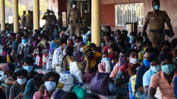 ঘরে ফিরছেন পরিযায়ীরা (AFP) ঘরে ফিরছেন পরিযায়ীরা (AFP)