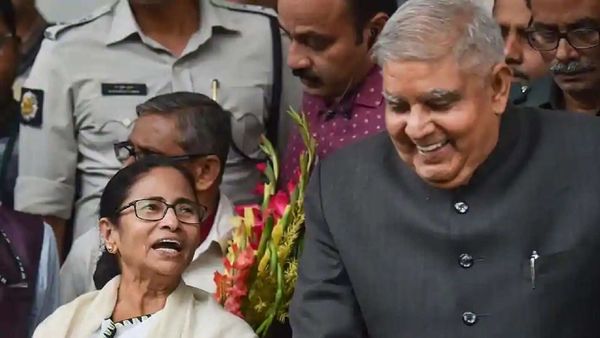 মুখ্যমন্ত্রী মমতা বন্দ্যোপাধ্যায়কে ফের চিঠি লিখে জবাব চাইলেন পশ্চিমবঙ্গের রাজ্যপাল জগদীপ ধনখড়। মুখ্যমন্ত্রী মমতা বন্দ্যোপাধ্যায়কে ফের চিঠি লিখে জবাব চাইলেন পশ্চিমবঙ্গের রাজ্যপাল জগদীপ ধনখড়।