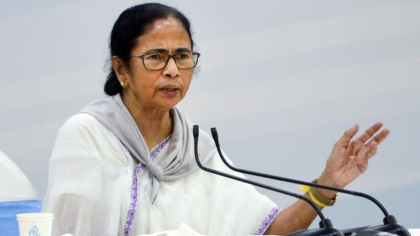 পরিস্থিতি নিয়ন্ত্রণে আনতে হুগলির জেলাশাসককে ব্যবস্থা নেওয়ার নির্দেশ দিয়েছেন মুখ্যমন্ত্রী। (PTI) পরিস্থিতি নিয়ন্ত্রণে আনতে হুগলির জেলাশাসককে ব্যবস্থা নেওয়ার নির্দেশ দিয়েছেন মুখ্যমন্ত্রী। (PTI)