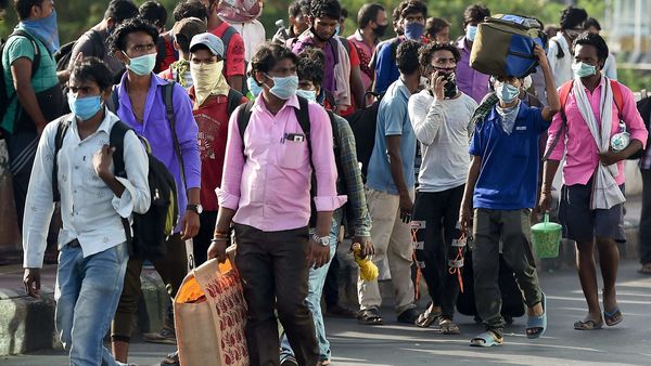 অসমে ফিরছেন পরিযায়ীরা (PTI) অসমে ফিরছেন পরিযায়ীরা (PTI)