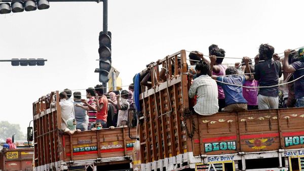 বাড়ির পথে পরিযায়ীরা (PTI) বাড়ির পথে পরিযায়ীরা (PTI)