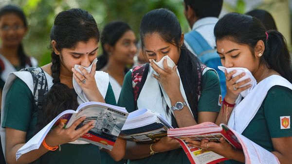 শনিবার নির্ঘণ্ট প্রকাশের কথা ছিল, তবে তা পিছিয়ে গিয়েছে (ছবিটি প্রতীকী, সৌজন্য পিটিআই) শনিবার নির্ঘণ্ট প্রকাশের কথা ছিল, তবে তা পিছিয়ে গিয়েছে (ছবিটি প্রতীকী, সৌজন্য পিটিআই)