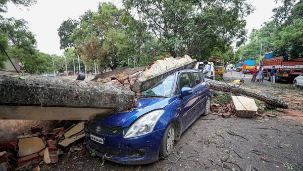 কীভাবে ঘূর্ণিঝড়ের নামকরণ করা হয়? আন্তর্জাতিক নিয়ম অনুসারে, যে মহাসাগরে যে ঘূর্ণিঝড় তৈরি হয়, তার অববাহিকার দেশগুলি সেই ঘূর্ণিঝড়ের নামকরণ করে। একবিংশ শতাব্দীর গোড়ায় এই পদ্ধতি শুরু হয়। সেইমতো বিশ্বের ১১ টি প্রতিষ্ঠান ঘূর্ণিঝড়ের নামকরণ করে। (ছবিটি প্রতীকী, সৌজন্যে পিটিআই)