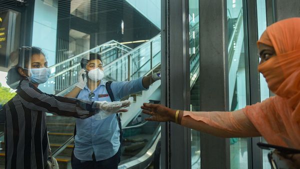 কলকাতায় এলেন যাত্রীরা (PTI) কলকাতায় এলেন যাত্রীরা (PTI)