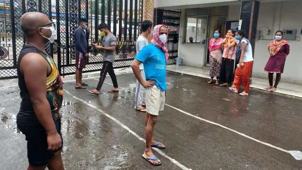 দু'মাস মেলেনি বেতন, বারাসতের করোনা হাসপাতালে মেইন গেটে বিক্ষোভ নার্সদের দু'মাস মেলেনি বেতন, বারাসতের করোনা হাসপাতালে মেইন গেটে বিক্ষোভ নার্সদের