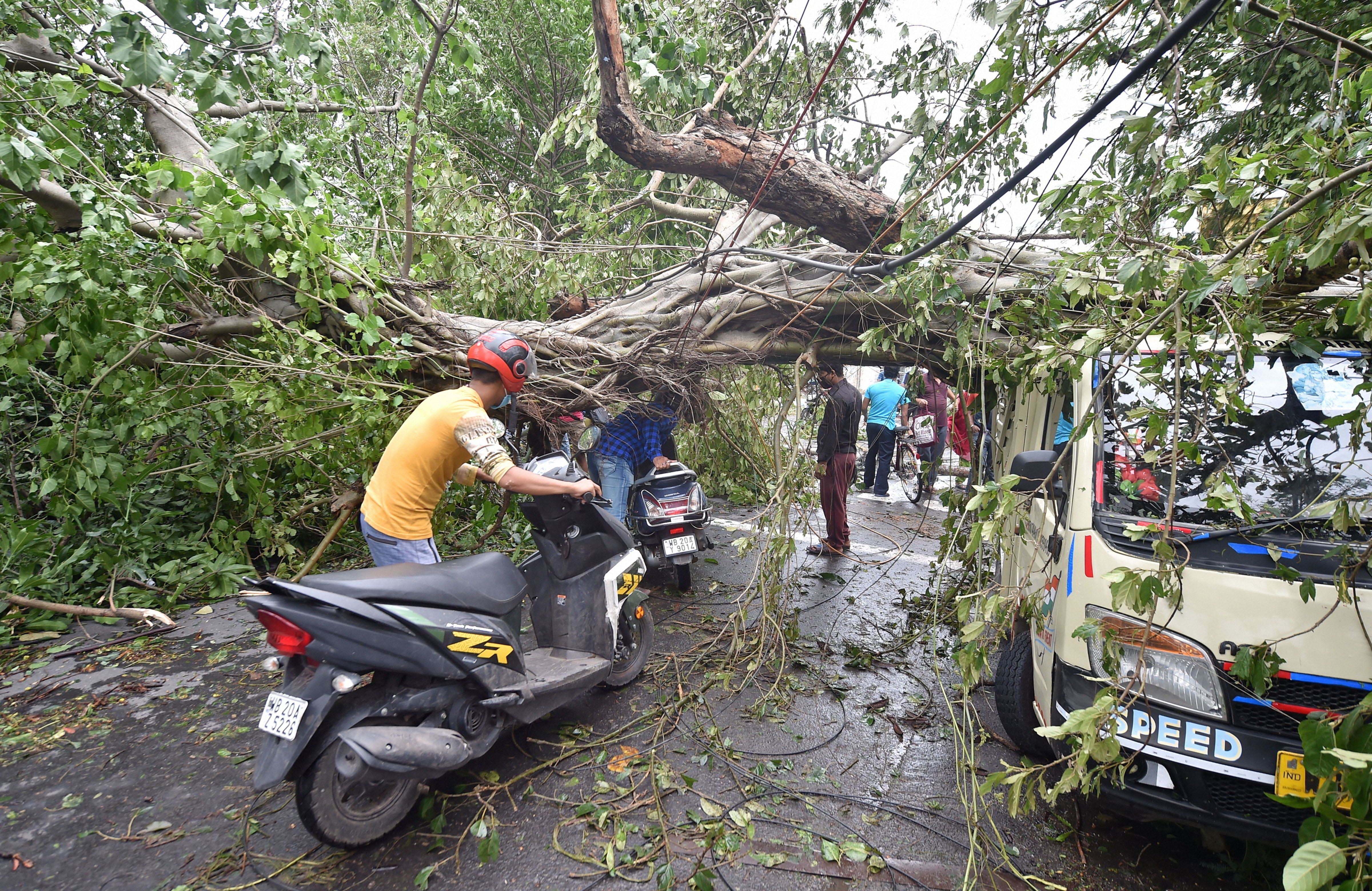 ২০০০ সালে ওমানের মাসকটে ওয়ার্ল্ড মেটেরোলজিক্যাল অর্গানাইজেশন/ইউনাইটেড নেশনস ইকোনমিক অ্যান্ড সোশ্যাল কমিশন ফর এশিয়া অ্যান্ড পেসিফিকের (WMO/ESCAP) ২৭ তম বৈঠক আয়োজিত হয়েছিল। বঙ্গোপসাগর এবং আরব সাগরে উৎপত্তি হওয়া সব ঘূর্ণিঝড়ের নাম ঠিক করতে সেই বৈঠকে রাজি হয়েছিল সংগঠনটি। (ছবিটি প্রতীকী, সৌজন্যে পিটিআই)