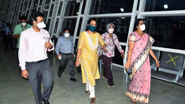 কেন্দ্রীয় সরকারের বন্দে ভারত অভিযানে দুবাই থেকে বেঙ্গালুরু বিমানবন্দরে এসে পৌঁছলেন লকডাউনে বিচ্ছিন্ন হয়ে পড়া ভারতীয়রা। কেন্দ্রীয় সরকারের বন্দে ভারত অভিযানে দুবাই থেকে বেঙ্গালুরু বিমানবন্দরে এসে পৌঁছলেন লকডাউনে বিচ্ছিন্ন হয়ে পড়া ভারতীয়রা।