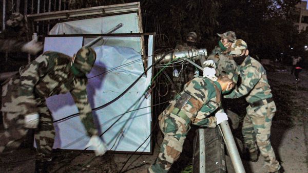 কলকাতায় ভেঙে পড়া ল্যাম্পপোস্ট সরানোয় হাত লাগিয়েছেন সেনা জওয়ানরা। ছবি: পিটিআই। (PTI) কলকাতায় ভেঙে পড়া ল্যাম্পপোস্ট সরানোয় হাত লাগিয়েছেন সেনা জওয়ানরা। ছবি: পিটিআই। (PTI)