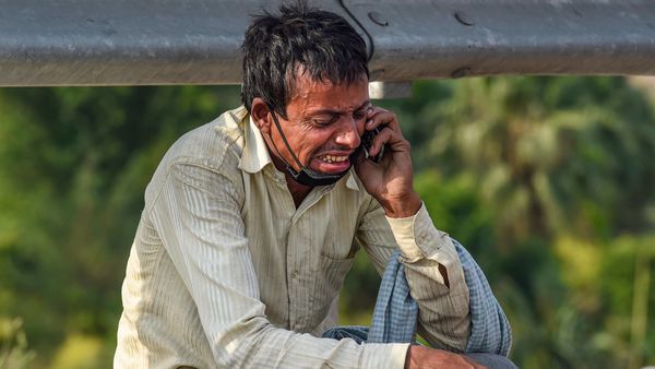আত্মীয়ের সঙ্গে কথা বলছেন এক পরিযায়ী শ্রমিক-দিল্লির ছবি (PTI) আত্মীয়ের সঙ্গে কথা বলছেন এক পরিযায়ী শ্রমিক-দিল্লির ছবি (PTI)