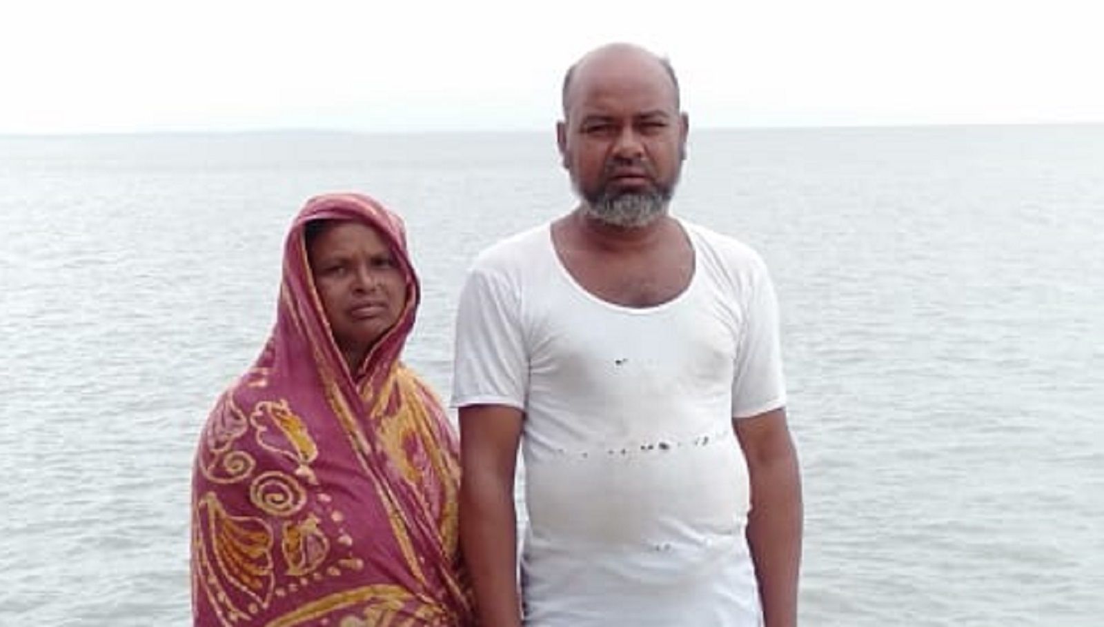 রোজগারল হারিয়ে ভিটেছাড়া হয়ে সর্বস্বান্ত ঘোড়ামারার আবদুল রউফ ও তাঁর স্ত্রী। রোজগারল হারিয়ে ভিটেছাড়া হয়ে সর্বস্বান্ত ঘোড়ামারার আবদুল রউফ ও তাঁর স্ত্রী।