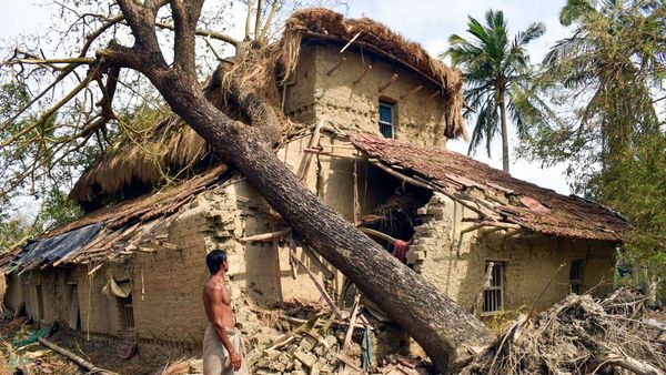 ঘূর্ণিঝড় আমফানের তাণ্ডবে দক্ষিণ ২৪ পরগনায় মাটির বাড়ির ওপর ভেঙে পড়েছে গাছ (PTI) ঘূর্ণিঝড় আমফানের তাণ্ডবে দক্ষিণ ২৪ পরগনায় মাটির বাড়ির ওপর ভেঙে পড়েছে গাছ (PTI)