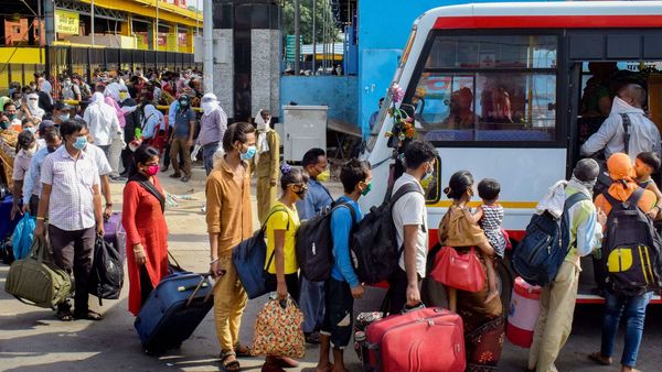 প্রয়াগরাজে পরিযায়ীরা (PTI) প্রয়াগরাজে পরিযায়ীরা (PTI)
