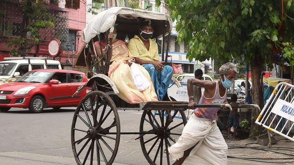 বুধবার কলকাতার পথে টানা রিকশ (PTI) বুধবার কলকাতার পথে টানা রিকশ (PTI)