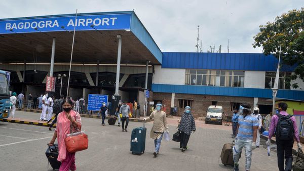 Arriving passengers wearing facemasks or face shields leave carrying their luggage at Bagdogra airport after the goverment eased a nationwide lockdown imposed as a preventive measure against the COVID-19 coronavirus, on the outskirts of Siliguri on May 28, 2020. - Domestic air travel will resume in India on May 25 and in West Bengal on May 28 after a two-month shutdown over the coronavirus pandemic. (Photo by DIPTENDU DUTTA / AFP) (AFP) Arriving passengers wearing facemasks or face shields leave carrying their luggage at Bagdogra airport after the goverment eased a nationwide lockdown imposed as a preventive measure against the COVID-19 coronavirus, on the outskirts of Siliguri on May 28, 2020. - Domestic air travel will resume in India on May 25 and in West Bengal on May 28 after a two-month shutdown over the coronavirus pandemic. (Photo by DIPTENDU DUTTA / AFP) (AFP)