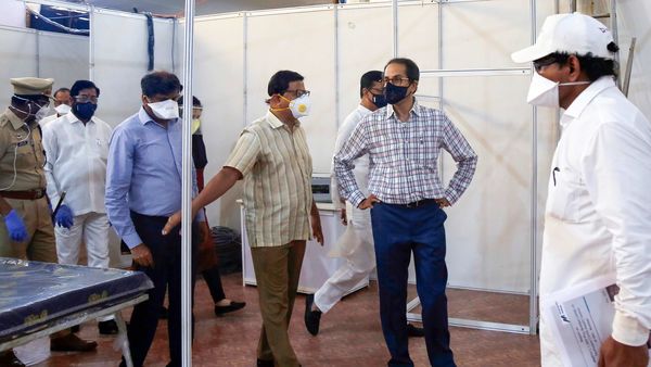 কোভিড হাসপাতালে উদ্ধব (PTI) কোভিড হাসপাতালে উদ্ধব (PTI)