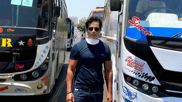 পরিযায়ীদের ঘরে ফেরাতে বদ্ধপরিকর সোনু সুদ (PTI) পরিযায়ীদের ঘরে ফেরাতে বদ্ধপরিকর সোনু সুদ (PTI)