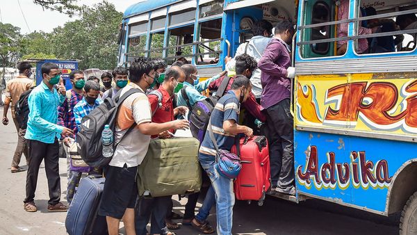 মাথায় উঠেছে সোশ্যাল ডিস্টেন্সিং (PTI) মাথায় উঠেছে সোশ্যাল ডিস্টেন্সিং (PTI)