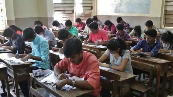 ICSE ও ISC পরীক্ষার্থীদের বাড়ির কাছাকাছি সেন্টার থেকেই অবশিষ্ট পরীক্ষা দেওয়ার সুবিধা দিচ্ছে CISCE। ICSE ও ISC পরীক্ষার্থীদের বাড়ির কাছাকাছি সেন্টার থেকেই অবশিষ্ট পরীক্ষা দেওয়ার সুবিধা দিচ্ছে CISCE।
