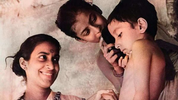 পথের পাঁচালির রঙিন একটি ভিডিয়ো হইচই ফেলেছে নেটদুনিয়ায় (ছবি সৌজন্যে-ফেসবুক,রাকিব রানা) পথের পাঁচালির রঙিন একটি ভিডিয়ো হইচই ফেলেছে নেটদুনিয়ায় (ছবি সৌজন্যে-ফেসবুক,রাকিব রানা)