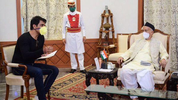 মহারাষ্ট্রের রাজ্যপাল ভগত সিং কোশিয়ারির সঙ্গে সাক্ষাত সারলেন সোনু সুদ (ছবি-টুইটার) মহারাষ্ট্রের রাজ্যপাল ভগত সিং কোশিয়ারির সঙ্গে সাক্ষাত সারলেন সোনু সুদ (ছবি-টুইটার)