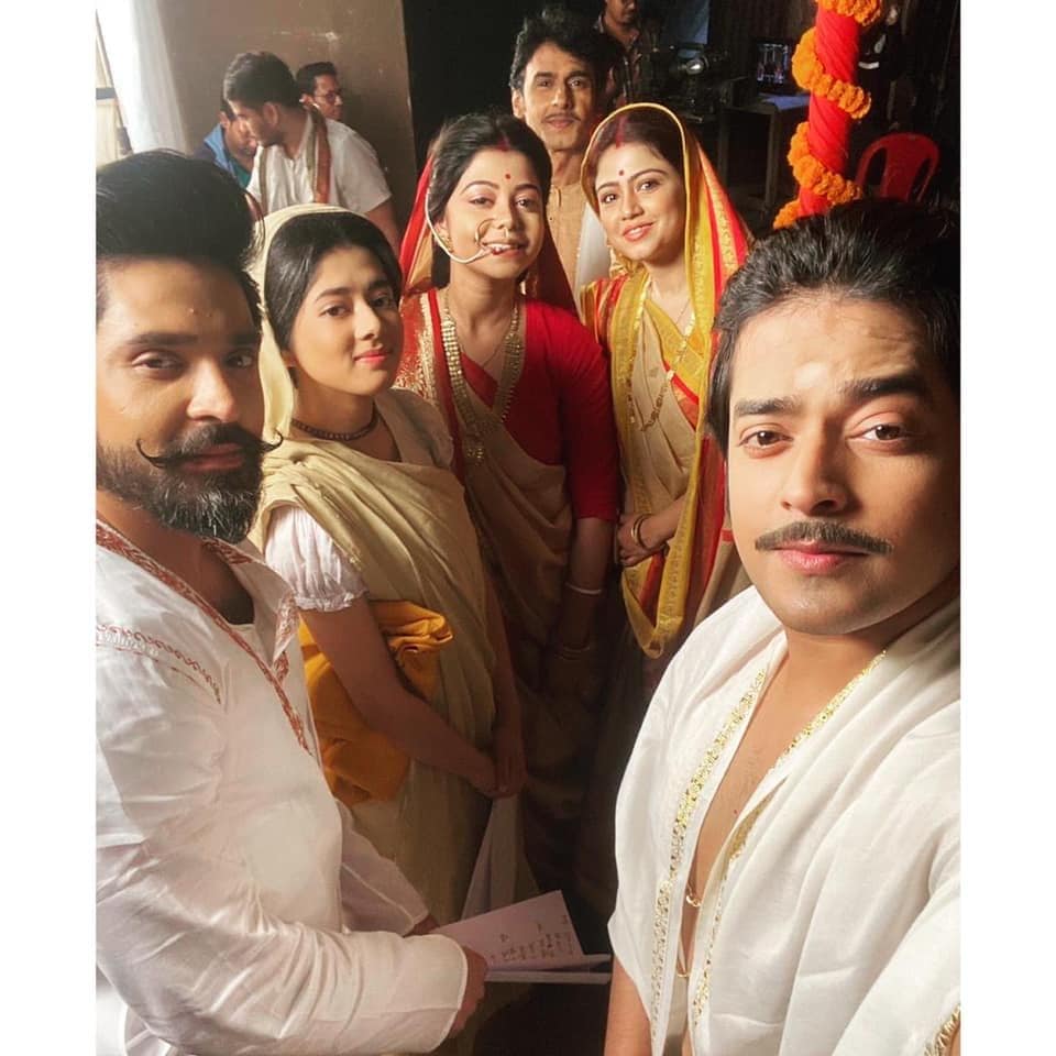 রানী রাসমণির শুটিংয়ে কো-স্টারদের সঙ্গে সায়ক। ছবি ফেসবুক রানী রাসমণির শুটিংয়ে কো-স্টারদের সঙ্গে সায়ক। ছবি ফেসবুক