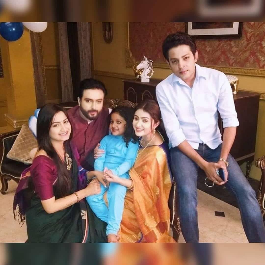 কো-স্টারদের সঙ্গে অর্কজ্যোতি। ছবি ফেসবুক কো-স্টারদের সঙ্গে অর্কজ্যোতি। ছবি ফেসবুক