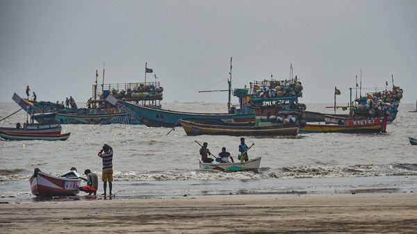 নিসর্গ ঘূর্ণিঝড়ের সতর্কতায় সমুদ্রতটে ফিরে আসছে নৌকা (ছবি সৌজন্য পিটিআই) নিসর্গ ঘূর্ণিঝড়ের সতর্কতায় সমুদ্রতটে ফিরে আসছে নৌকা (ছবি সৌজন্য পিটিআই)