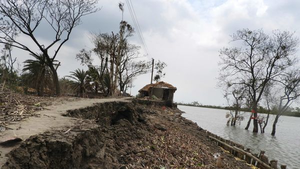 নিসর্গের প্রভাবে মুম্বইয়ে ব্যাপক ক্ষয়ক্ষতির আশঙ্কা (ছবিটি প্রতীকী, সৌজন্য এপি) নিসর্গের প্রভাবে মুম্বইয়ে ব্যাপক ক্ষয়ক্ষতির আশঙ্কা (ছবিটি প্রতীকী, সৌজন্য এপি)