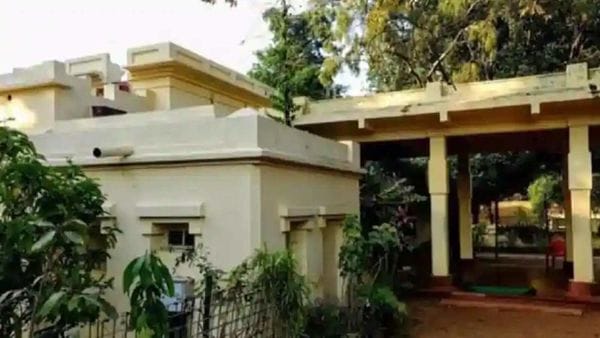 ২৮ জুন থেকে ১ জুলাইয়ের মধ্যে পড়ুয়াদের বিশ্ববিদ্যালয় ক্যাম্পাসে প্রবেশ করতে হবে। ২৮ জুন থেকে ১ জুলাইয়ের মধ্যে পড়ুয়াদের বিশ্ববিদ্যালয় ক্যাম্পাসে প্রবেশ করতে হবে।