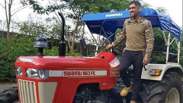 গ্যারাজের নতুন অতিথির সঙ্গে মহেন্দ্র সিং ধোনি। ছবি- টুইটার। গ্যারাজের নতুন অতিথির সঙ্গে মহেন্দ্র সিং ধোনি। ছবি- টুইটার।