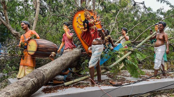 আমফানের দাপট (ফাইল ছবি, সৌজন্য পিটিআই) আমফানের দাপট (ফাইল ছবি, সৌজন্য পিটিআই)