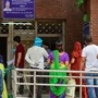নয়াদিল্লির একটি সরকারি হাসপাতালের বাইরে ভিড় (ছবি সৌজন্য পিটিআই)