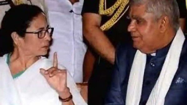 মমতা বন্দ্যোপাধ্যায় সরকারের বিরুদ্ধে টুইটারে তোপ দাগলেন রাজ্যপাল জগদীপ ধনখড়। মমতা বন্দ্যোপাধ্যায় সরকারের বিরুদ্ধে টুইটারে তোপ দাগলেন রাজ্যপাল জগদীপ ধনখড়।
