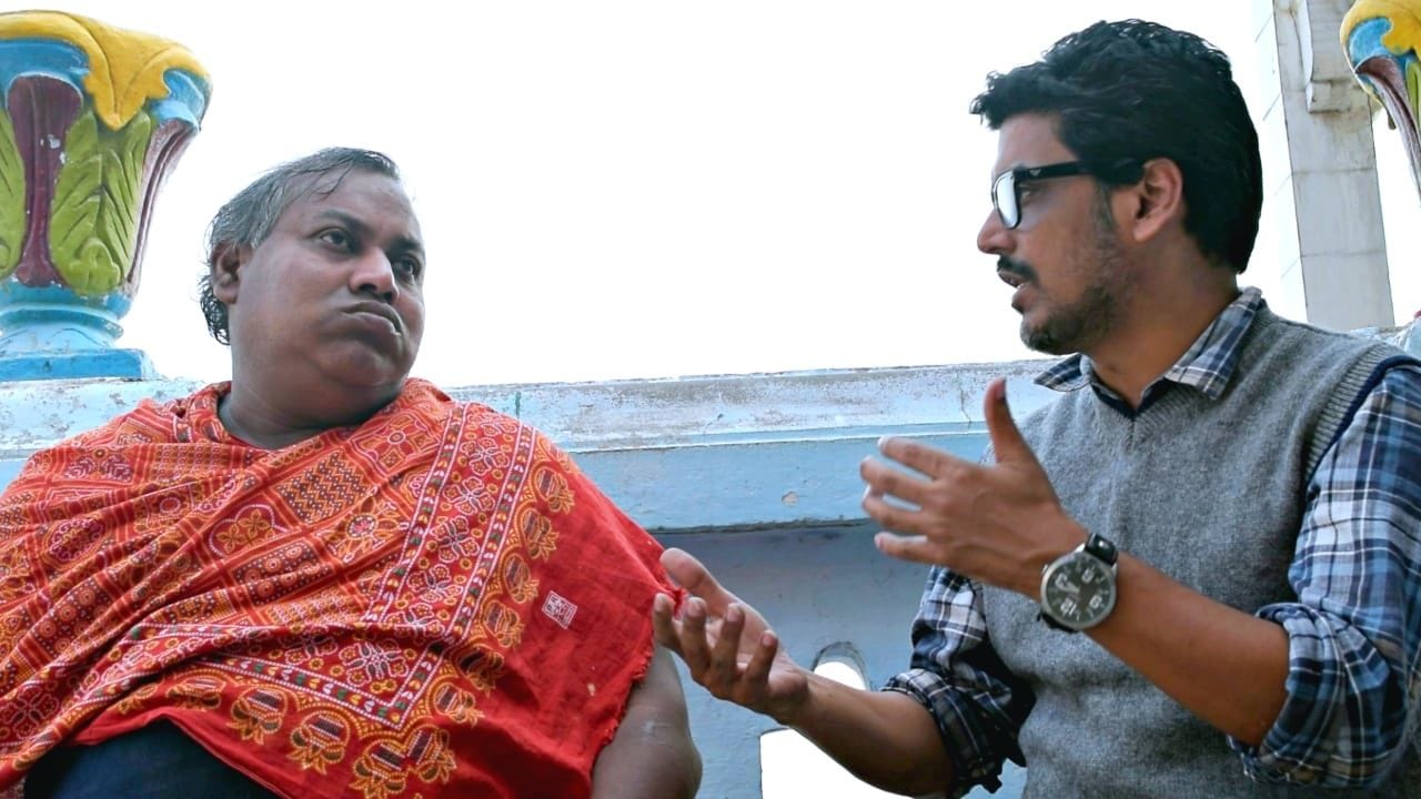 আলাপচারিতায় ব্যস্ত পরিচালক আলাপচারিতায় ব্যস্ত পরিচালক