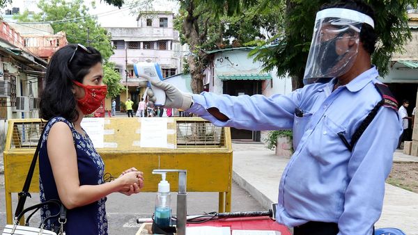 কলকাতায় থার্মাল স্ক্রিনিং চলছে (ছবি সৌজন্য এএনআই) কলকাতায় থার্মাল স্ক্রিনিং চলছে (ছবি সৌজন্য এএনআই)