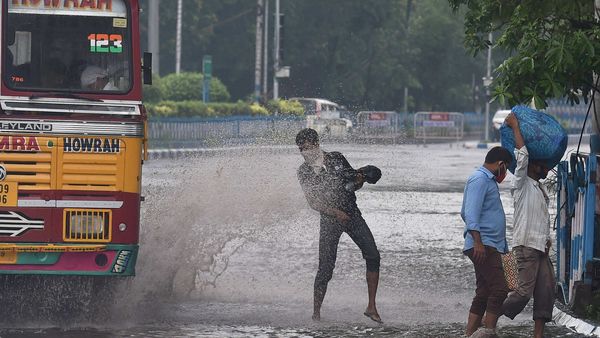 শুক্রবার কলকাতায় বাসের চাকা থেকে ছিটকে আসা জল থেকে বাঁচার চেষ্টায় এক পথচারী। (PTI) শুক্রবার কলকাতায় বাসের চাকা থেকে ছিটকে আসা জল থেকে বাঁচার চেষ্টায় এক পথচারী। (PTI)