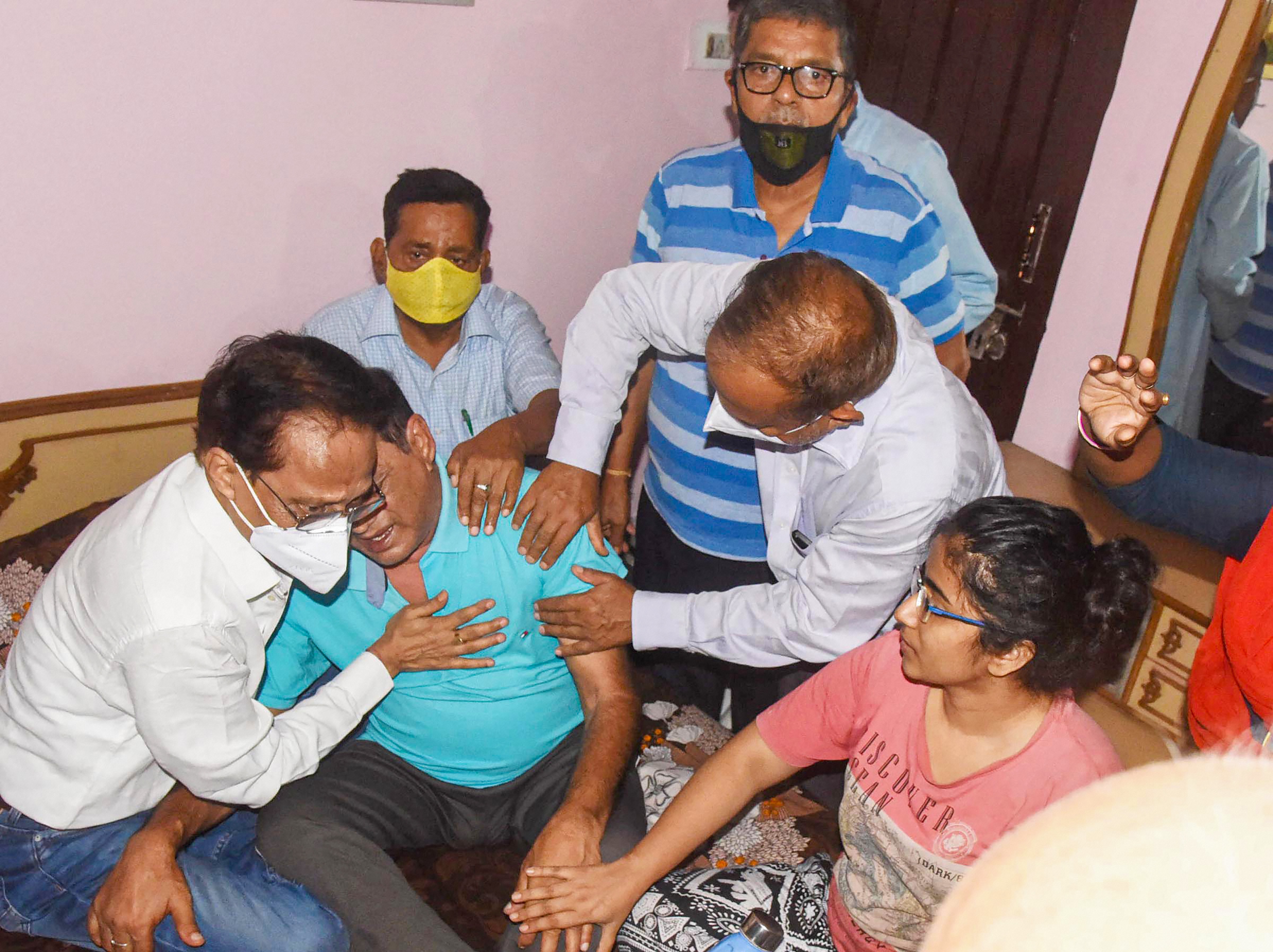 スーシャントの84歳の父親がコロナの状況でムンバイに行くことは不可能です。 そのため、家族はビハールのラジブナガル警察署にFIRを提出しました。 パトナ警察は、事件を調査するために4人のメンバーのベンチをすでに形成しています。 彼らはムンバイに到着しました。 (写真提供PTI) スーシャントの84歳の父親がコロナの状況でムンバイに行くことは不可能です。 そのため、家族はビハールのラジブナガル警察署にFIRを提出しました。 パトナ警察は、事件を調査するために4人のメンバーのベンチをすでに形成しています。 彼らはムンバイに到着しました。 (写真提供PTI)