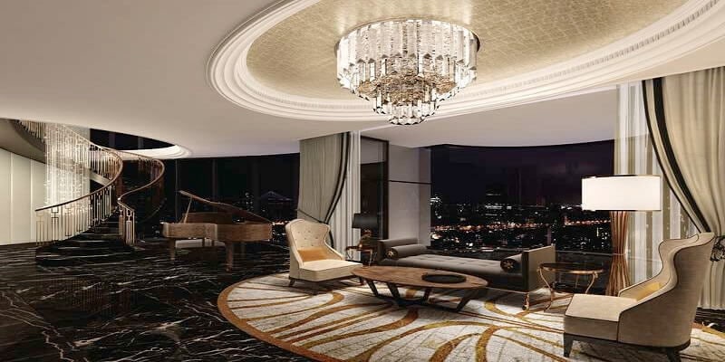 階段は居間の横に上がった。 リビングルームにはピアノもあります。 （写真提供：Omkar1973）