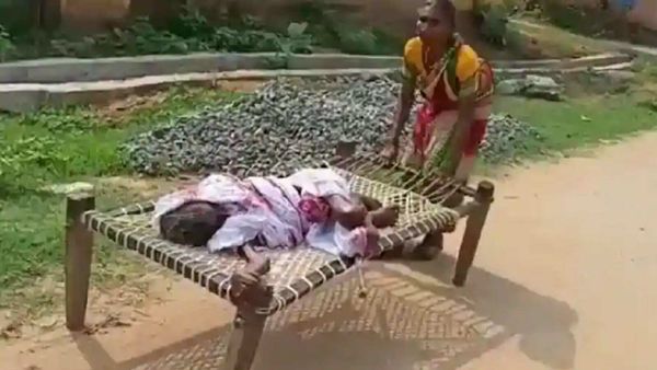 শতায়ু মা-কে খাটিয়া সমেত টেনে নিয়ে ব্যাঙ্কে চলেছেন পুঞ্জিমাতা দেই। এই দৃশ্য দেখেই সমালোচনায় মুখর হয় সোশ্যাল মিডিয়া। শতায়ু মা-কে খাটিয়া সমেত টেনে নিয়ে ব্যাঙ্কে চলেছেন পুঞ্জিমাতা দেই। এই দৃশ্য দেখেই সমালোচনায় মুখর হয় সোশ্যাল মিডিয়া।