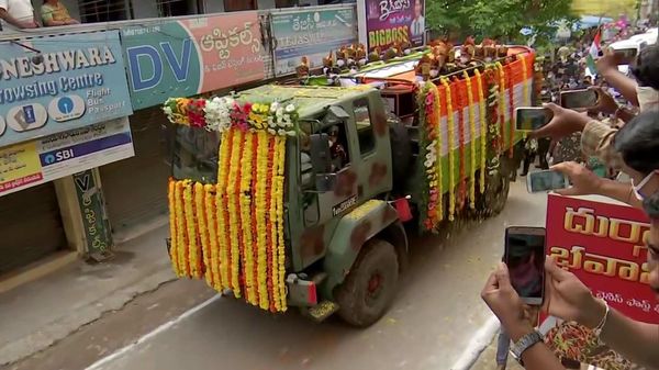 সন্তোষ বাবুর শবদেহ যাচ্ছে শেষকৃত্যের জন্য। সন্তোষ বাবুর শবদেহ যাচ্ছে শেষকৃত্যের জন্য।