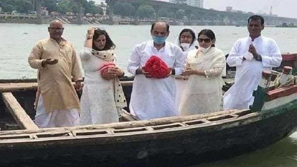 গঙ্গায় বিলীন…. (ছবি সৌজন্যে-ইনস্টাগ্রাম) গঙ্গায় বিলীন…. (ছবি সৌজন্যে-ইনস্টাগ্রাম)