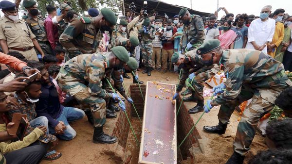 বীরভূমের রাজেশকে শেষ বিদায়, গালওয়ানে মারা গিয়েছেন তিনি। (PTI) বীরভূমের রাজেশকে শেষ বিদায়, গালওয়ানে মারা গিয়েছেন তিনি। (PTI)