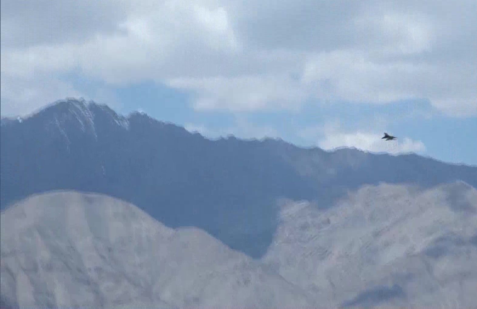 チヌークヘリコプターがレー空軍基地の周りに配備されました。 そのヘリコプターを使えば、兵士をある場所から別の場所に簡単に連れて行くことができます。 MI-17 V5ヘリコプターも重要な役割を果たしています。 （写真提供：ANI）